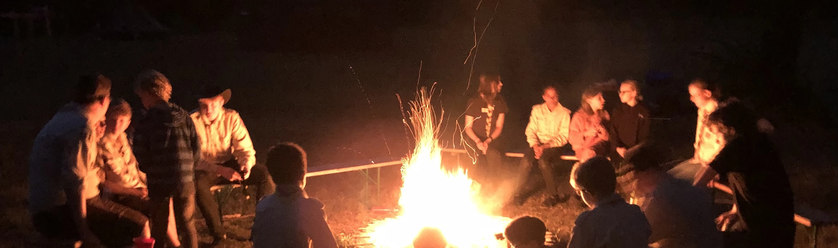 Pfadfinder aus Kassel sitzen ums Lagerfeuer