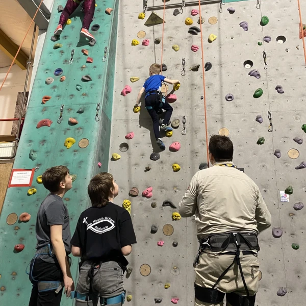 Kasseler Pfadfinder an der Kletterwand