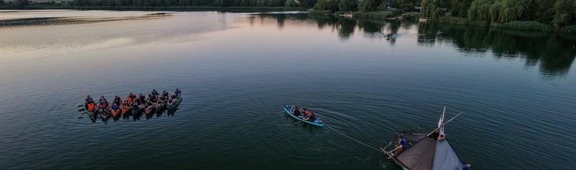 Pfadfinder mit Kanus und Zelt auf dem Wasser
