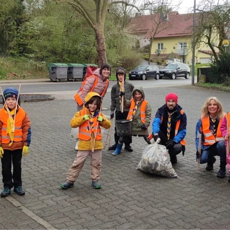 Kasseler Pfadfinder in Warnwesten sammeln Müll